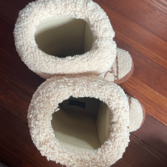 Shoe Dazzle Cream and Brown Winter Slipper Boots - Picture 5 of 5